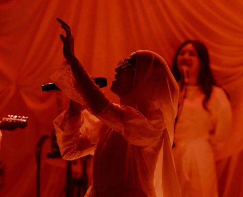 Review Makna Lagu Runtuh: Kerapuhan Jiwa di Saat Kesedihan