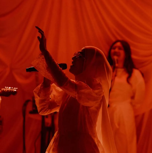 Review Makna Lagu Runtuh: Kerapuhan Jiwa di Saat Kesedihan