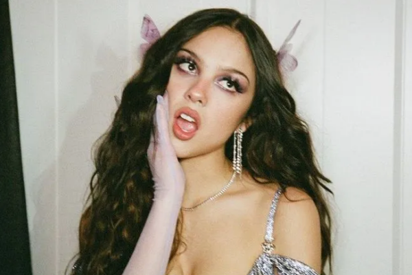 Review Makna Lagu Good 4 U: Bahagia Tanpamu